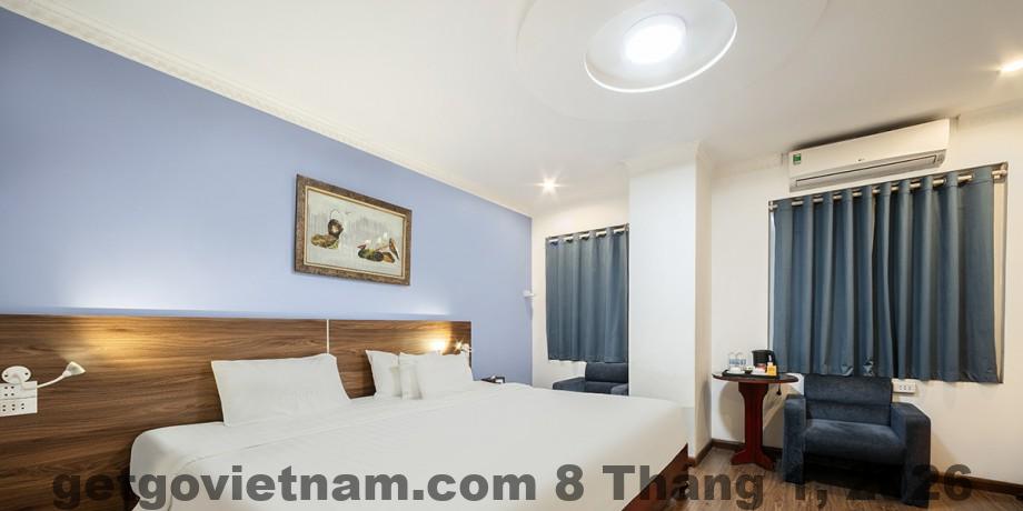 Phòng Deluxe tại A25 Hotel với nội thất cơ bản, tone sáng, phù hợp lưu trú ngắn ngày