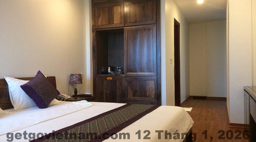 Khách Sạn Kim Sơn Hải Dương Review 2026: Có Nên Ở Không? 4 Phòng Deluxe Khách Sạn Kim Sơn với nội thất gỗ và thiết kế truyền thống