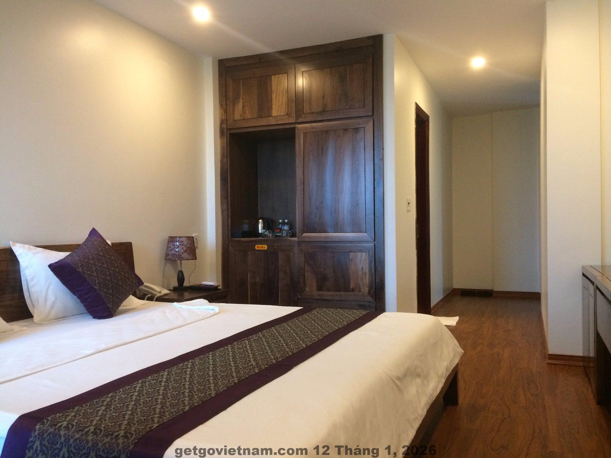 Không gian phòng ngủ đơn giản tại khách sạn Hoàng Ngân