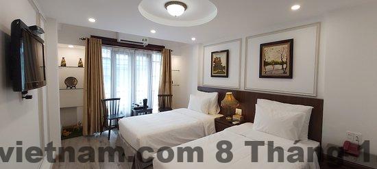 Nhân viên lễ tân nhiệt tình, luôn sẵn sàng hỗ trợ khách hàng trong suốt thời gian lưu trú.