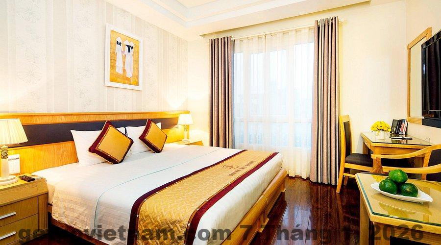 Phòng Deluxe Double tại Sky Charm Hanoi Hotel and Spa với thiết kế hiện đại và ánh sáng ấm