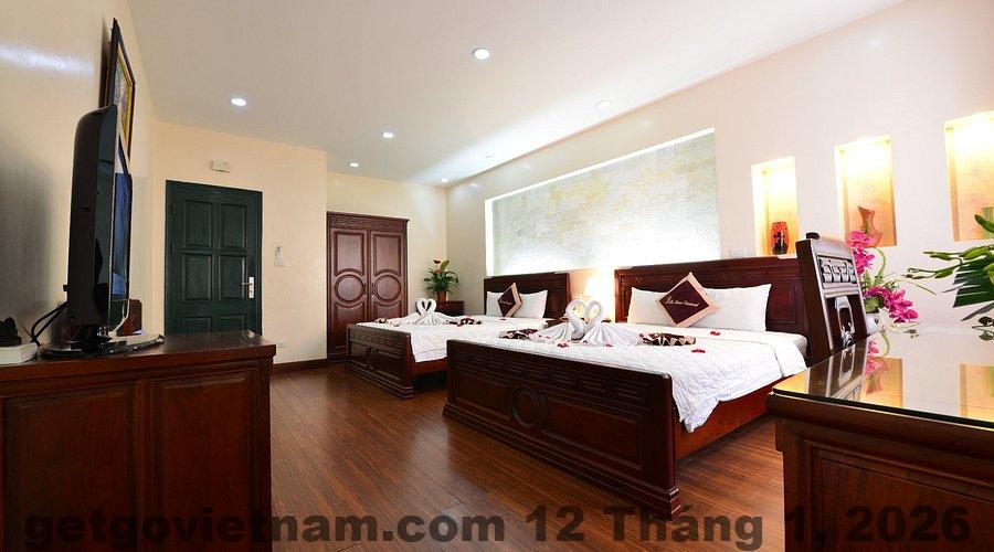Phòng Deluxe Family với không gian rộng rãi và tiện nghi hiện đại, thích hợp cho gia đình hoặc nhóm bạn.