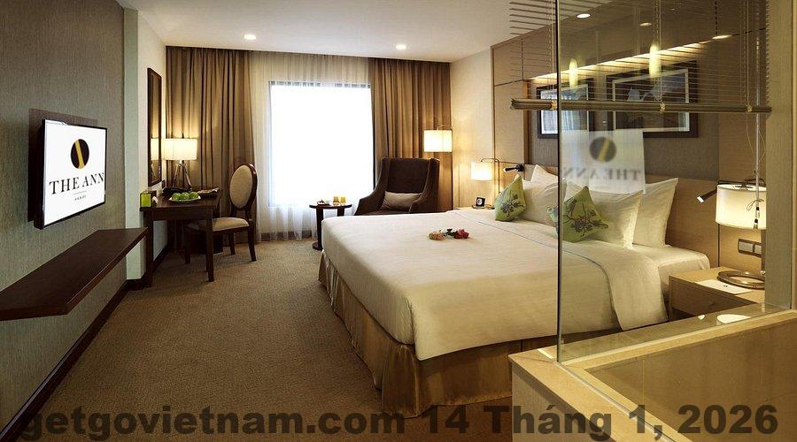 Phòng Deluxe King tại khách sạn The Ann Hà Nội với thiết kế tối giản, giường lớn và ánh sáng tự nhiên