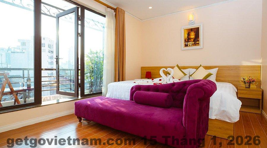 Phòng Deluxe tại Royal Hotel Hà Nội với giường lớn, nội thất cơ bản và ánh sáng tự nhiên