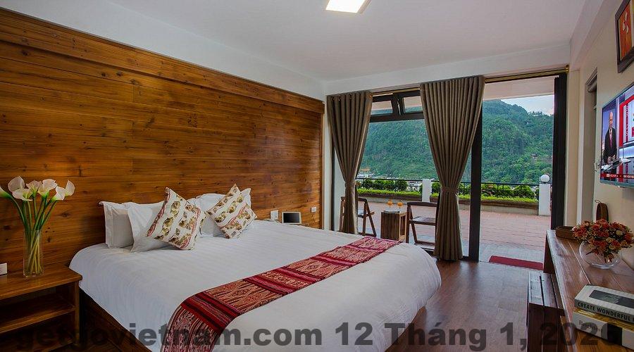 Phòng ngủ tiêu chuẩn tại Khách Sạn Việt Anh Sa Pa với nội thất đơn giản và ánh sáng tự nhiên