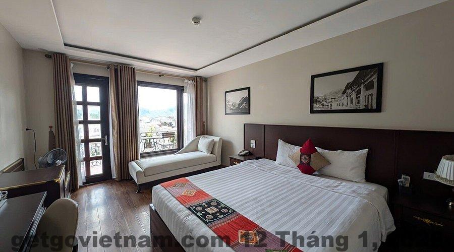 Phòng Deluxe view núi tại Sapa Center View Hotel với nội thất đơn giản và ánh sáng tự nhiên