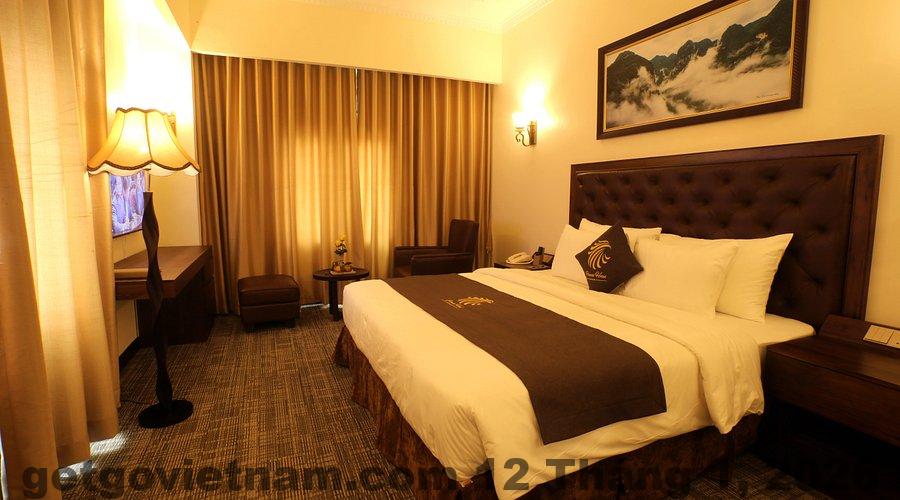 Phòng Deluxe giường lớn tại H2 Hotel Bắc Giang, nội thất đơn giản