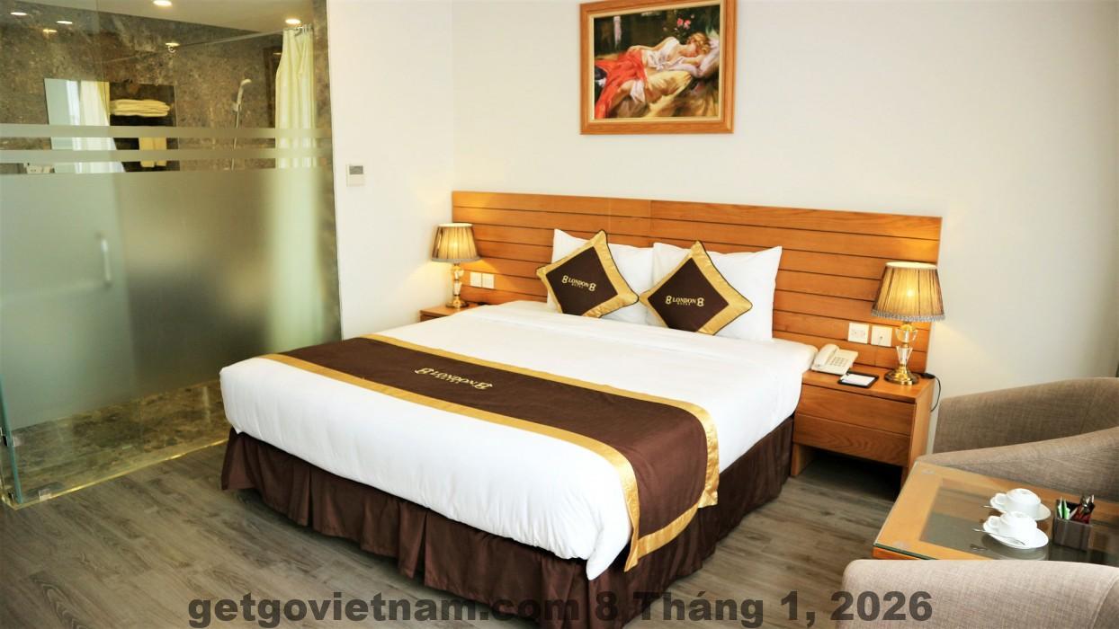 Toàn cảnh mặt tiền London Hanoi Hotel trên phố Khúc Thừa Dụ, quận Cầu Giấy