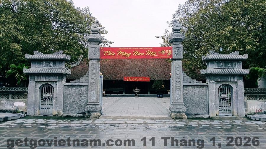 Hồ bơi ngoài trời tại Hoàng Gia Hotel, không gian lý tưởng để thư giãn trong ngày hè.