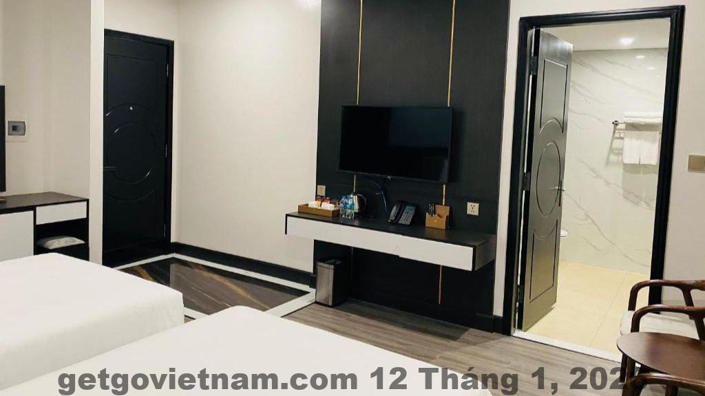 Hồ bơi rooftop Diamond Hotel Vân Đồn với tầm nhìn thành phố