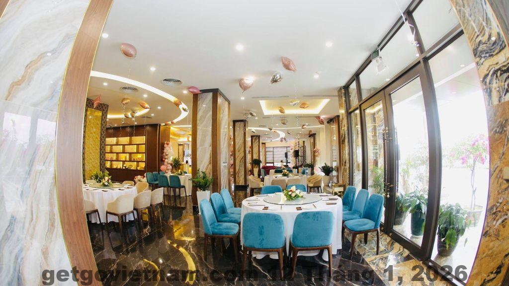 Khu vực nhà hàng Diamond Hotel Vân Đồn phục vụ buffet sáng với không gian rộng