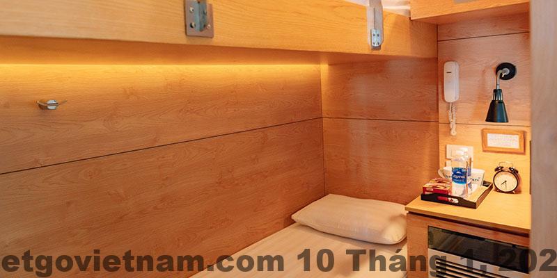 Khu vực chung gần VATC SleepPod, khách sử dụng dịch vụ ăn uống của sân bay