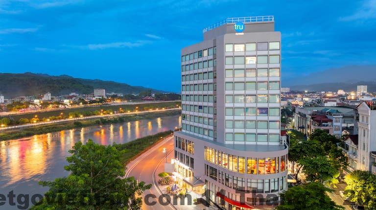 Hồ bơi ngoài trời tại khách sạn mang lại không gian thư giãn lý tưởng, đặc biệt trong những ngày hè oi ả.