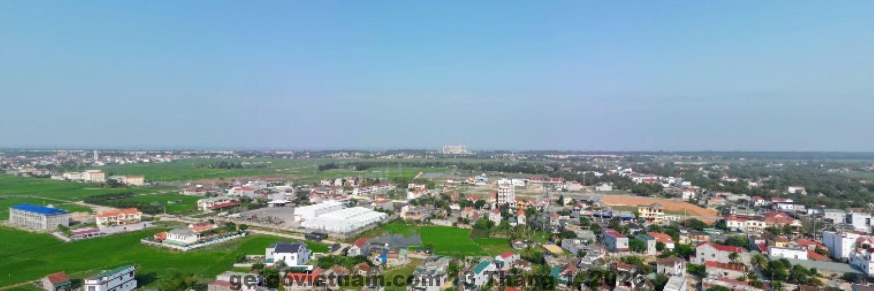 Nhân viên lễ tân tại Khách Sạn Hoàng Lan luôn tươi cười và sẵn sàng giúp đỡ du khách.