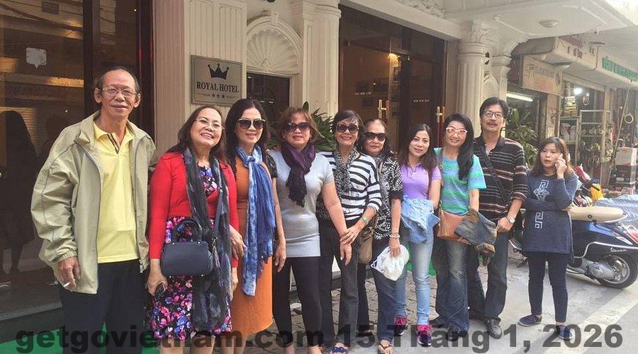 Nhân viên Royal Hotel Hà Nội thân thiện, hỗ trợ khách đoàn và khách lẻ