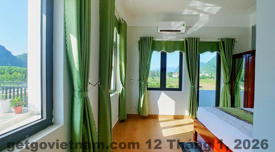 Phòng đôi tại khách sạn Trung Đức với nội thất cơ bản, ánh sáng tự nhiên và không gian gọn gàng