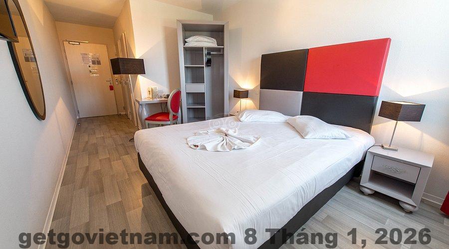 Bữa sáng tại Adonis Hotel được phục vụ trong không gian ấm cúng, nhiều món ăn phong phú