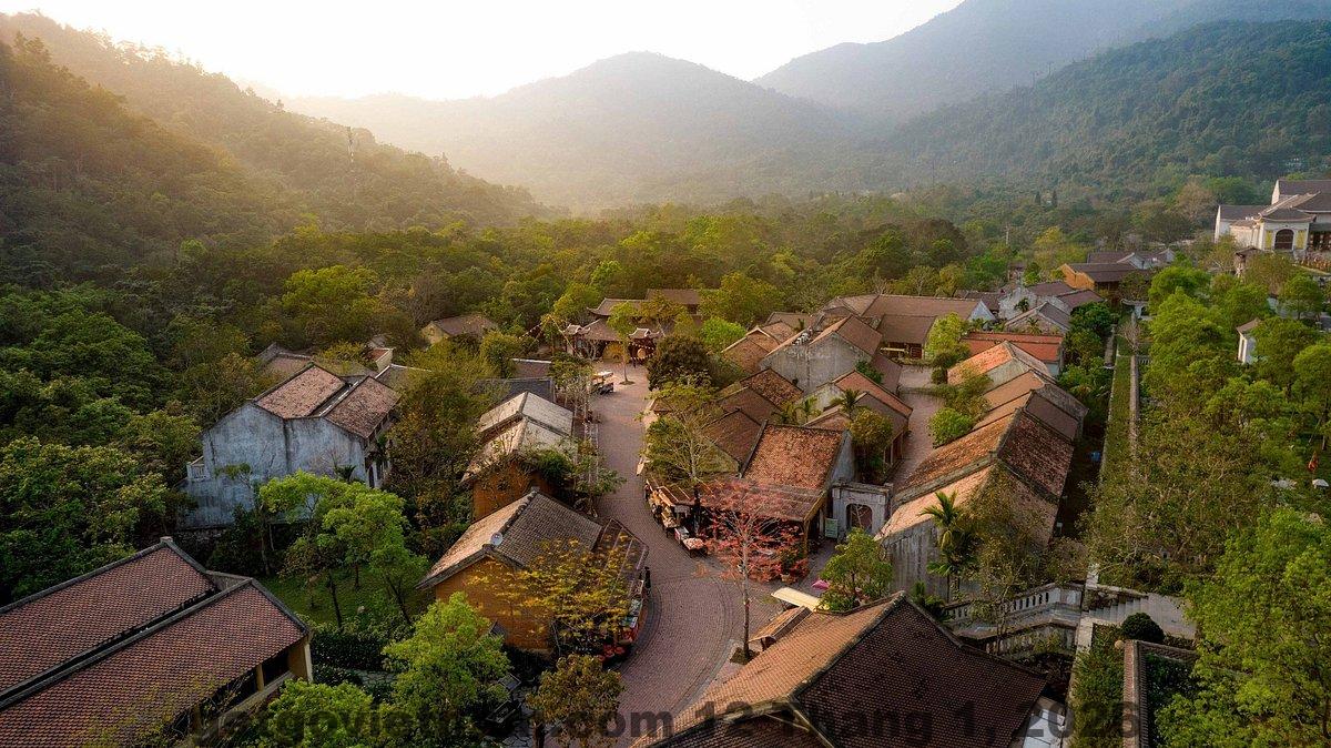 Toàn cảnh khu vực trung tâm Uông Bí nhìn từ trên cao – nơi Sky Hotel tọa lạc