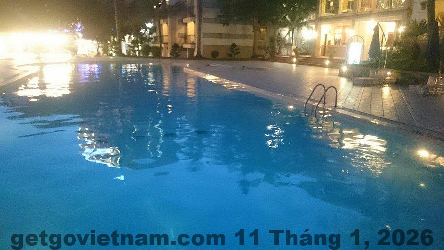 View biển và trục đường Trần Quốc Nghiễn nhìn từ Royal Halong Hotel