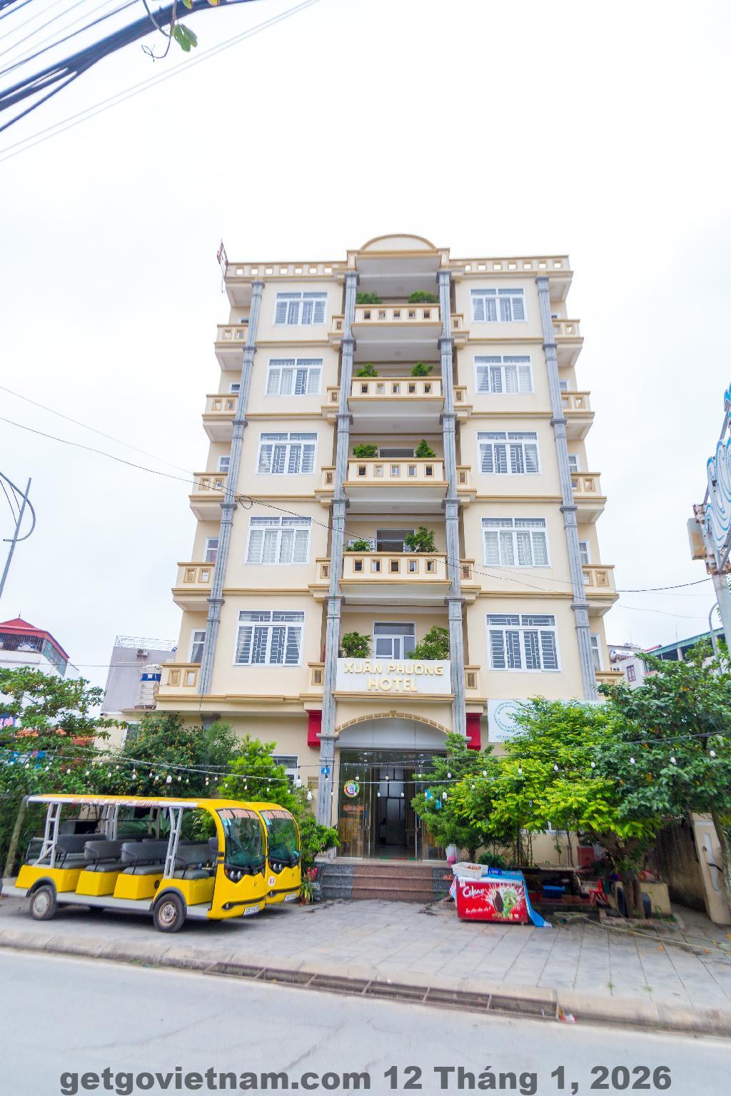 Phòng nghỉ tại khách sạn Xuân Phương Cô Tô với nội thất cơ bản, sạch sẽ