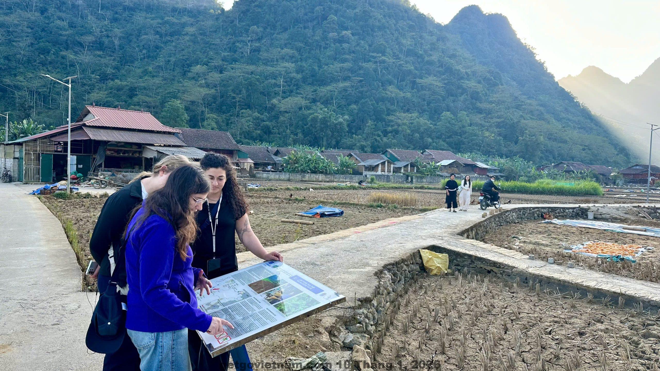 Đường vào bản Quốc Dân nơi Nùng An Homestay tọa lạc, khung cảnh núi rừng Cao Bằng