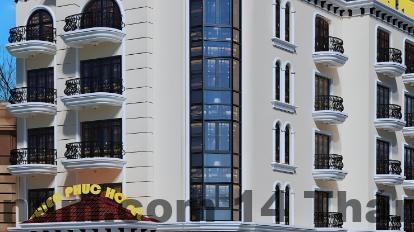 Phòng nghỉ tại HÀO PHÚC HOTEL với giường lớn, nội thất đơn giản, có ban công và ánh sáng tự nhiên