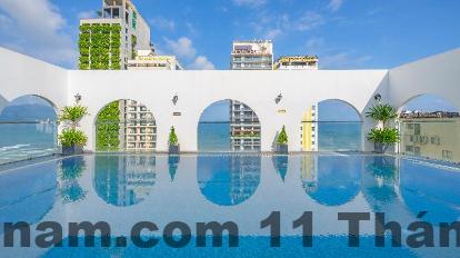 Một góc trong bữa sáng tại khách sạn, với các món ăn Việt Nam truyền thống được bày biện đẹp mắt