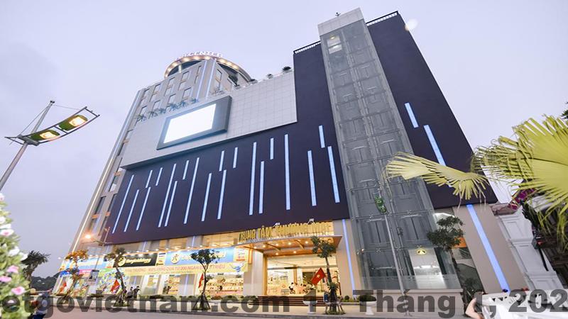 Bãi đỗ xe rộng rãi tại HƯƠNG VIỆT HOTEL Văn Chấn