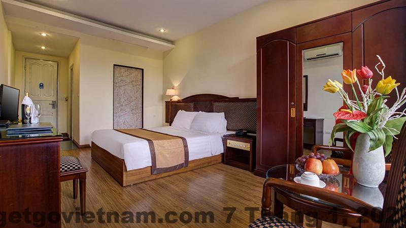 Không gian phòng tiêu chuẩn tại khách sạn nktld với nội thất cơ bản