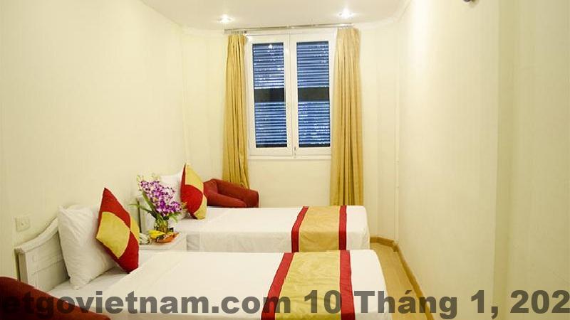 Phòng nghỉ tại Huyen An Hotel với nội thất đơn giản nhưng đầy đủ tiện nghi.