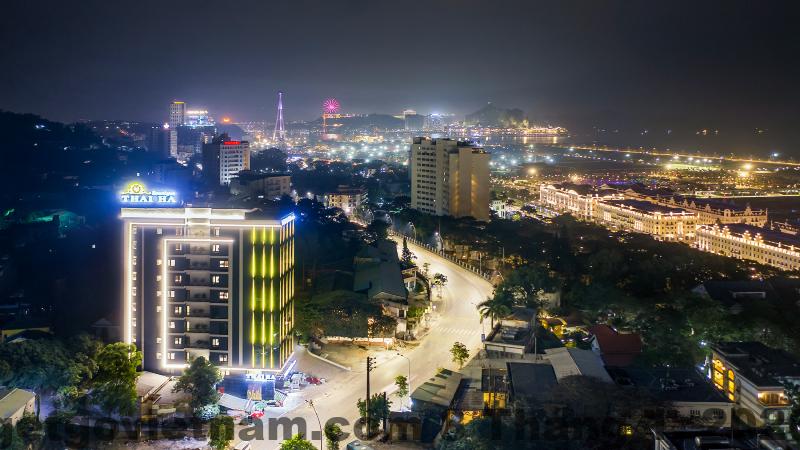 Khu vực xung quanh khách sạn Hạ Long Hà Nội với phố xá đông đúc