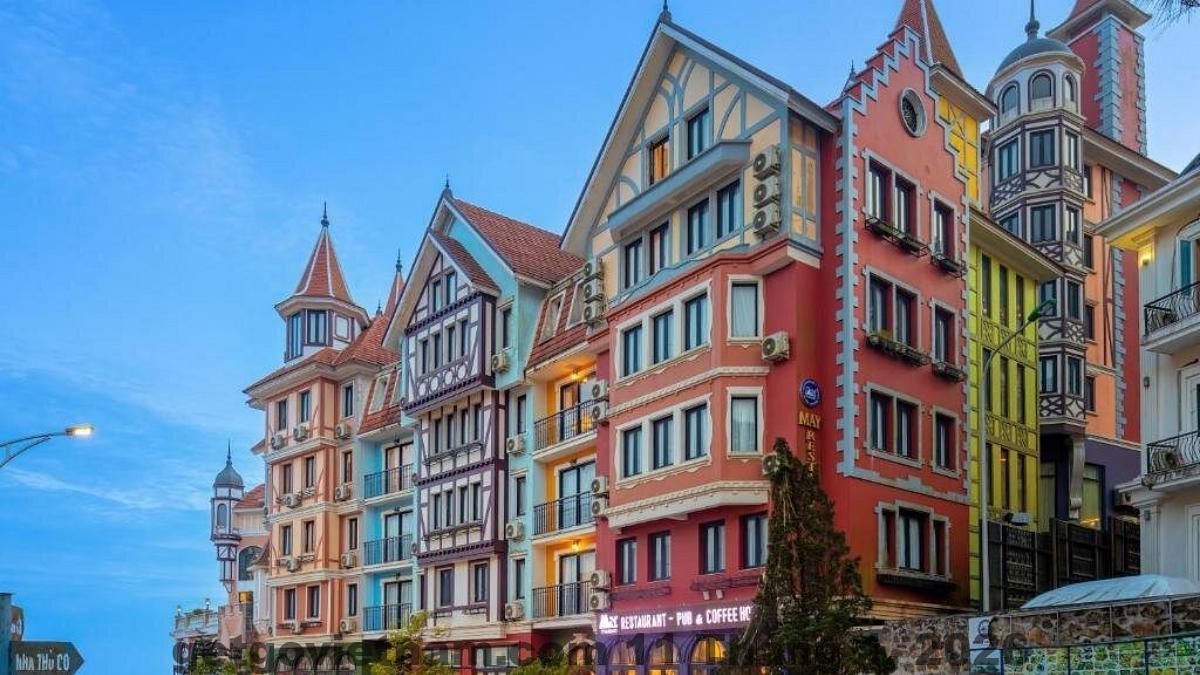 Vị trí khách sạn Eden Tam Đảo gần trung tâm thị trấn, bao quanh bởi núi và mây