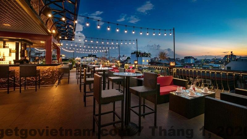 Phòng ngủ Khách Sạn Gần Phố Cổ Hà Nội với diện tích nhỏ và nội thất cơ bản