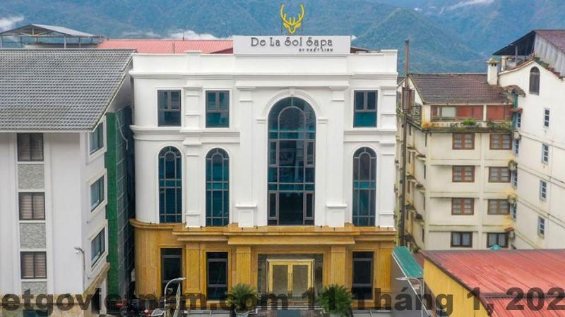 Không gian phòng ăn sáng tại Sapa Florence Hotel, với bàn ăn rộng rãi và đầy đủ các món ăn hấp dẫn.