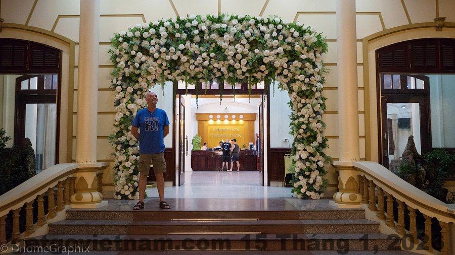 Lối vào Khách Sạn Xuân Hòa trên QL279