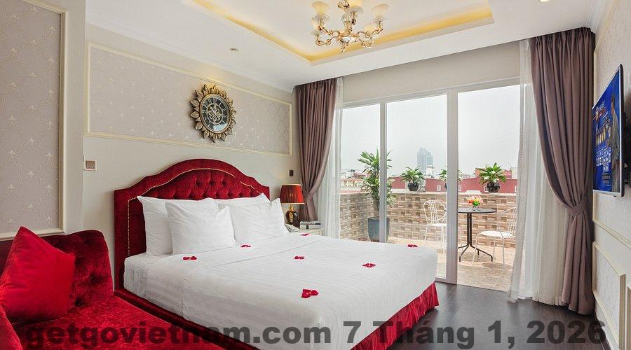 Phòng Executive Suite tại Hanoi Old Quater Central Hotel với thiết kế đơn giản, ánh sáng tự nhiên