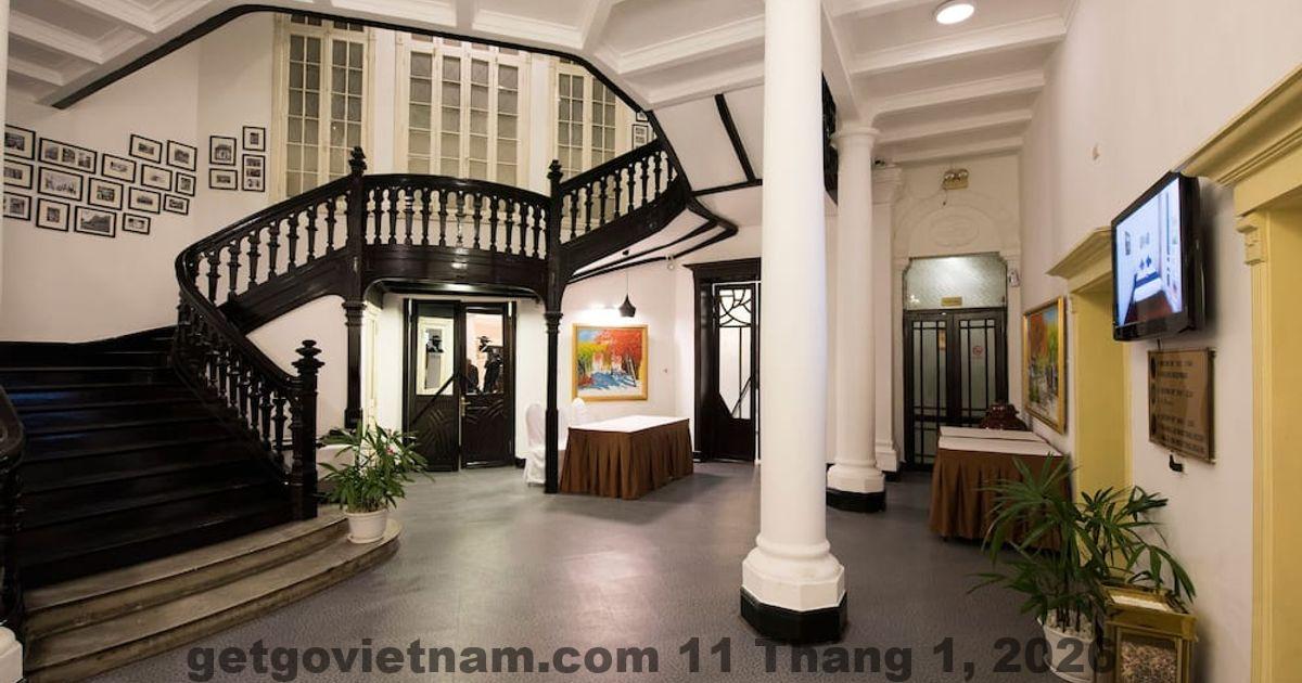 Toàn cảnh Khách Sạn Hà Tâm Hòa Bình nhìn từ bên ngoài với kiến trúc đơn giản và vị trí trung tâm thành phố