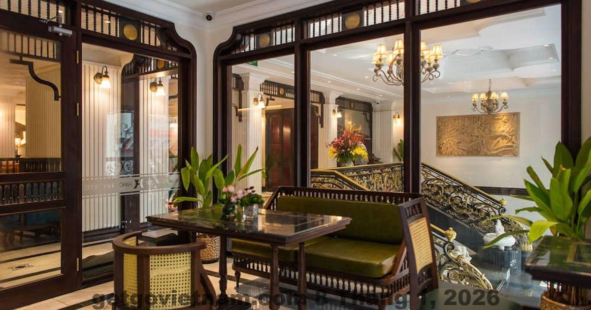 Khu vực ăn sáng nhỏ tại Hanoi Old Quarter Hotel với buffet đơn giản