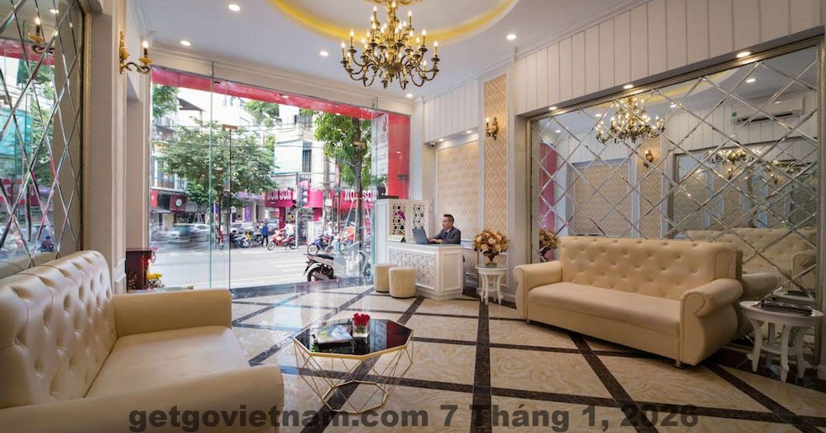 Nhân viên lễ tân Tulinh Palace Hotel thân thiện hỗ trợ khách