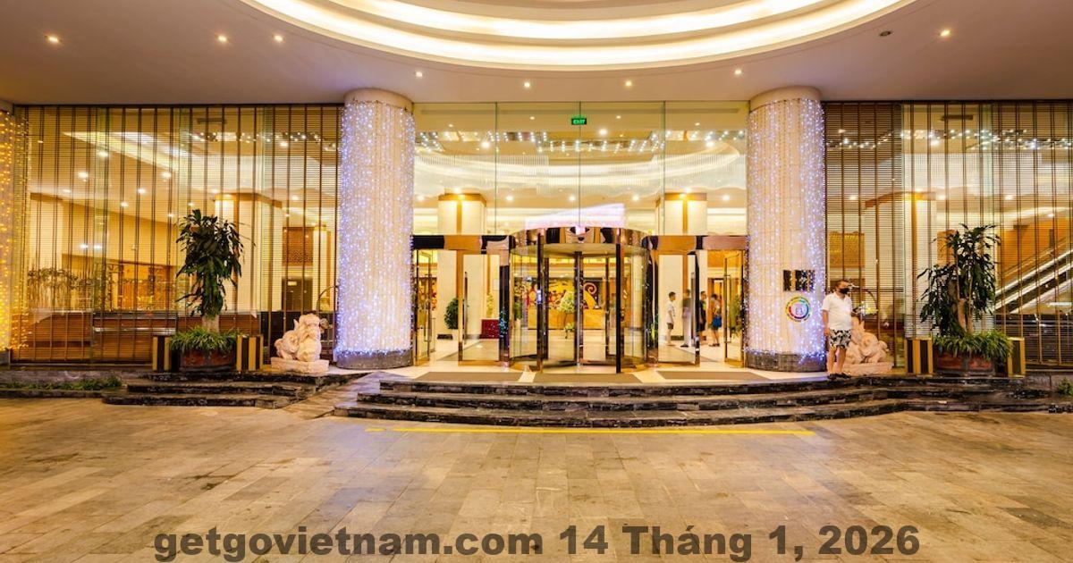Sảnh lễ tân rộng rãi của Mường Thanh Luxury Điện Biên với phong cách khách sạn lớn