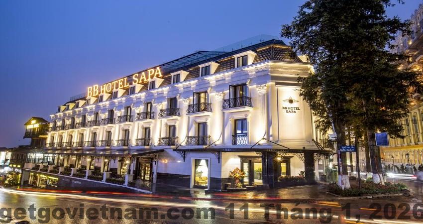 Phòng nghỉ của khách sạn với nội thất gỗ sáng màu, không gian thoải mái và sạch sẽ.