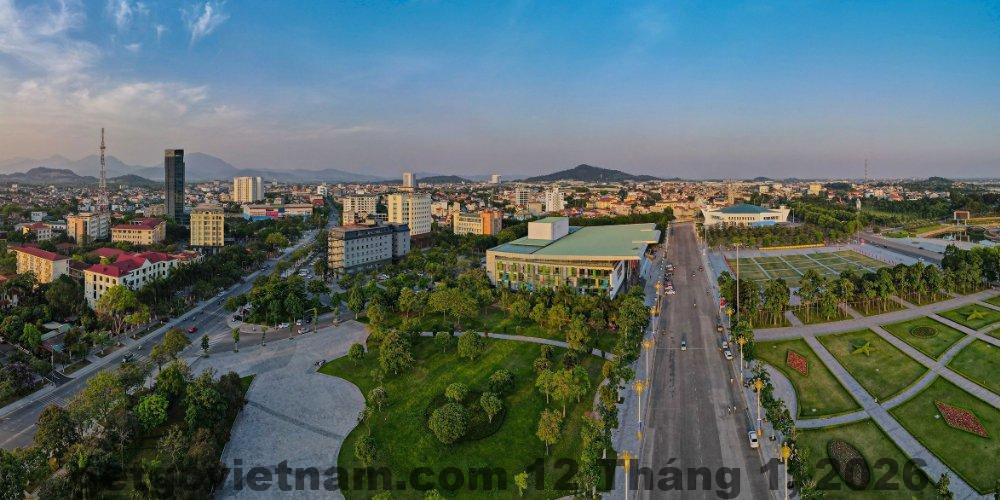 Hồ bơi ngoài trời tại Westlake Hotel & Resort Vĩnh Phúc rộng và thoáng