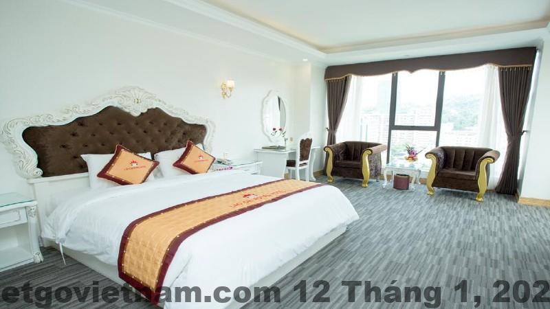 Hồ bơi trong nhà tại khách sạn, lý tưởng cho những ai muốn thư giãn.