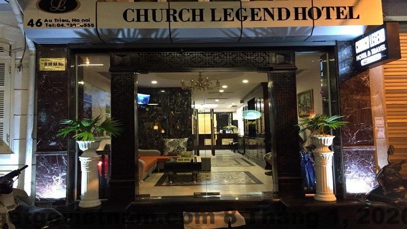 Nhân viên phục vụ chuyên nghiệp tại khách sạn, luôn sẵn sàng hỗ trợ khách hàng.