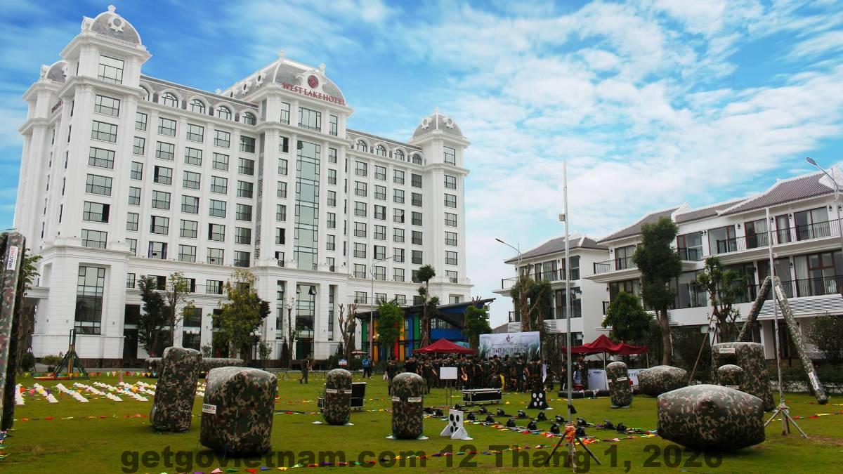 View hồ Đầm Vạc từ khu vực khách sạn Westlake vào buổi sáng, không gian yên tĩnh