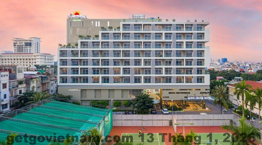 Nhân viên phục vụ tại Sunflower Hotel Cát Bà