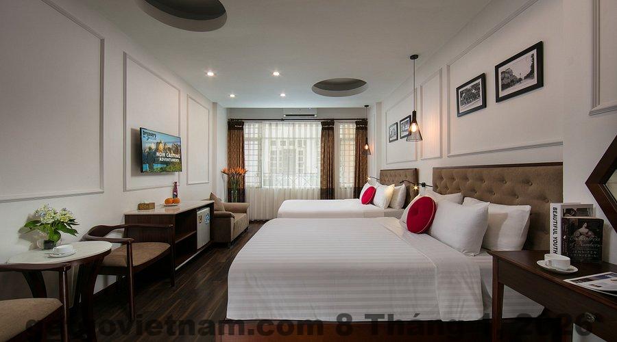 Phòng Family Suite City View tại Hanoi La Vision Hotel có diện tích rộng hơn và cửa sổ nhìn ra phố