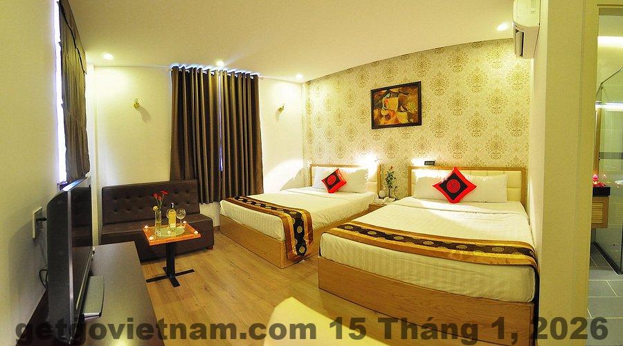 Phòng Family tại Minh Huyền Hotel với giường lớn và nội thất đơn giản