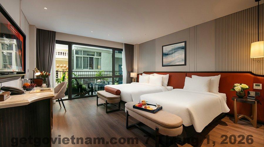 Phòng Family Suite có ban công tại Le Premier Hotel & Rooftop Bar
