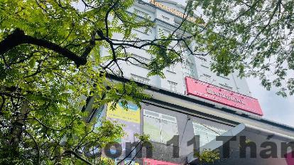 Không gian phòng tắm Khách Sạn Bạch Dương với trang thiết bị cơ bản